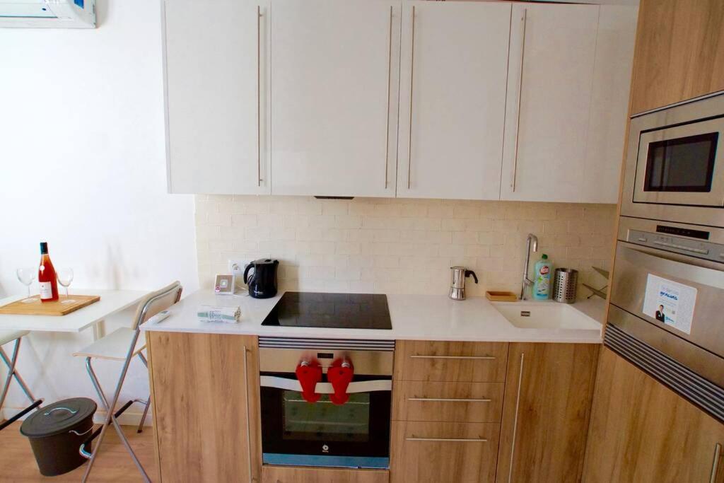 Kuchyň nebo kuchyňský kout v ubytování LOVELY FLAT FIRA MWC