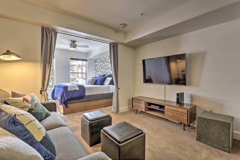 uma sala de estar com um sofá, uma televisão e uma cama em Wildhorse Meadows Studio with Resort Gondola Access! em Steamboat Springs
