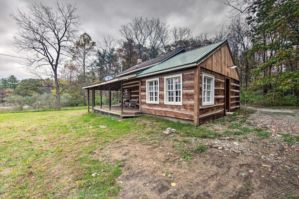 uma pequena cabana de madeira num campo relvado em Remote 1901 Studio Cabin with Loft - Pets Allowed! em Allenwood