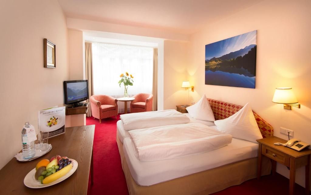 A bed or beds in a room at Hotel Dachstein