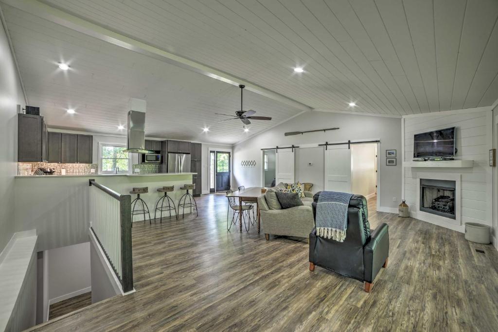 Lake Barkley Waterfront Home with Deck and Boat Dock! SuiteTrails