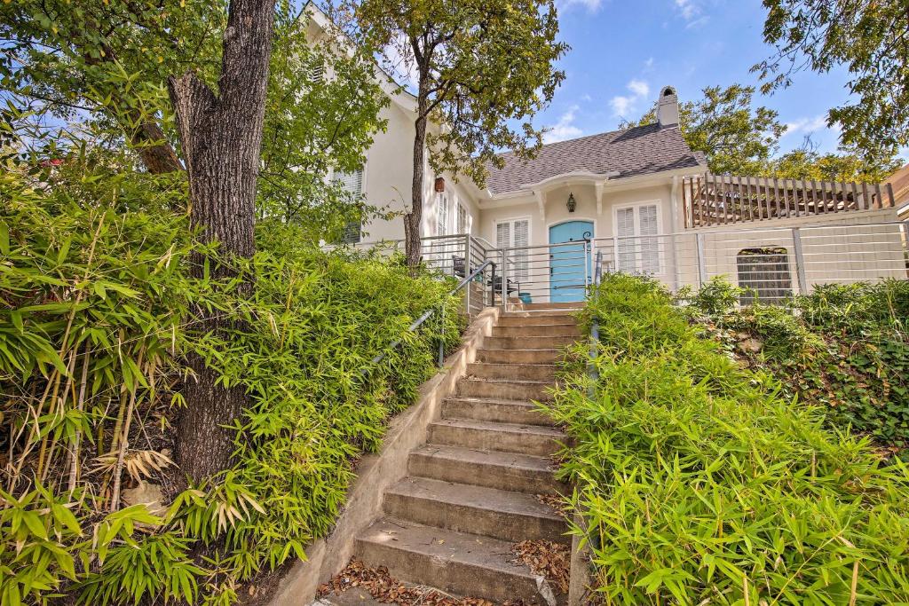 een wit huis met een trap daarheen bij Downtown Austin Home, 1 Mile to South Congress Ave in Austin