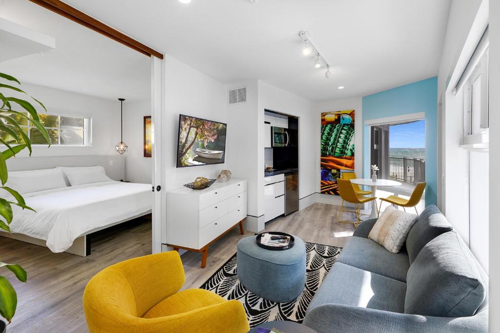 TV a/nebo společenská místnost v ubytování Ocean Treasure Beachside Suites