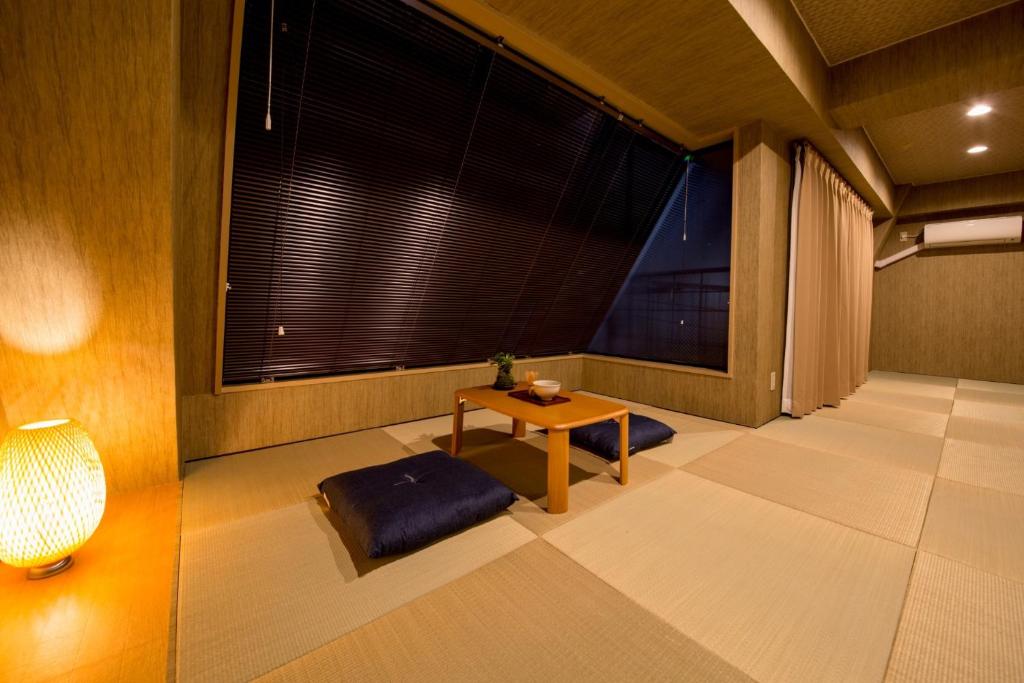 Habitación con mesa y ventana grande. en Osaka - Hotel / Vacation STAY 65254 en Osaka