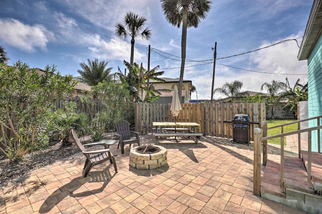 un patio con 2 sillas, una mesa y una parrilla en St Augustine Studio with Fire Pit - Walk to Beach!, en St. Augustine Beach
