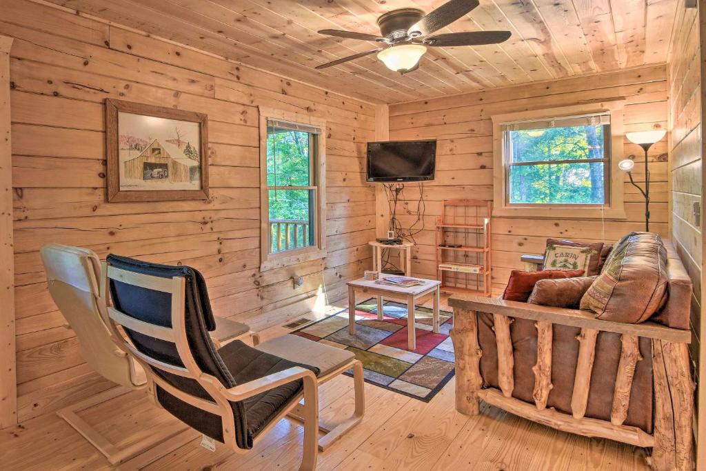 Evolve Secluded Cabin with Deck - 13 Mi to Dtwn!
