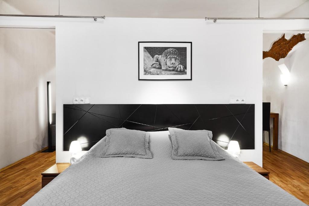 Posteľ alebo postele v izbe v ubytovaní Krakow For You Main Square Apartments