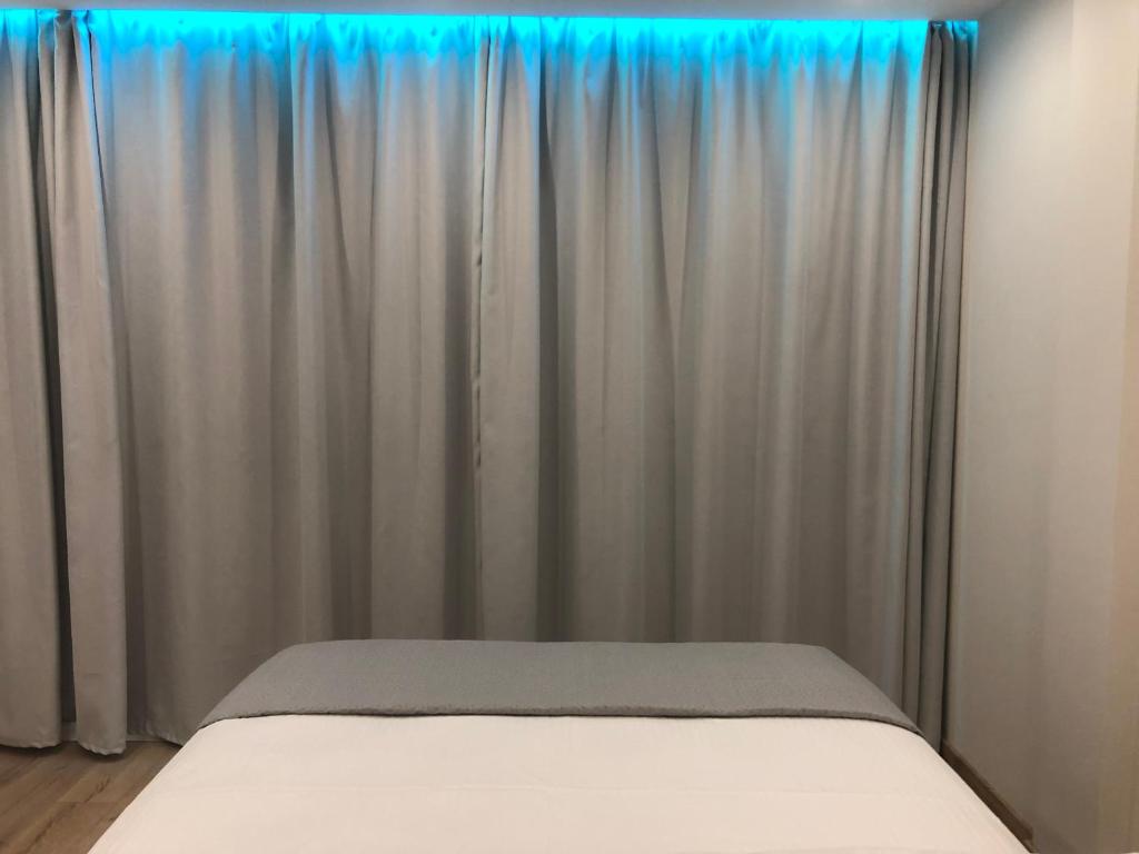 Postel nebo postele na pokoji v ubytování Lakones Deluxe Suites A
