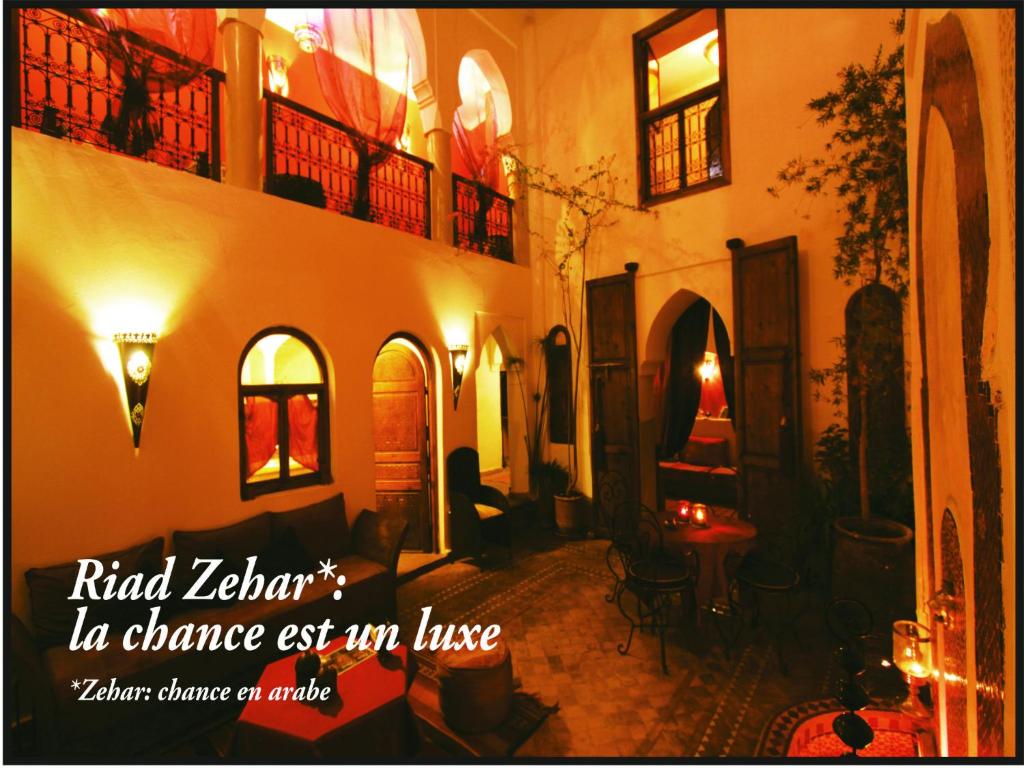 une photo d'un salon dans une maison dans l'établissement Riad Zehar & Spa, à Marrakech