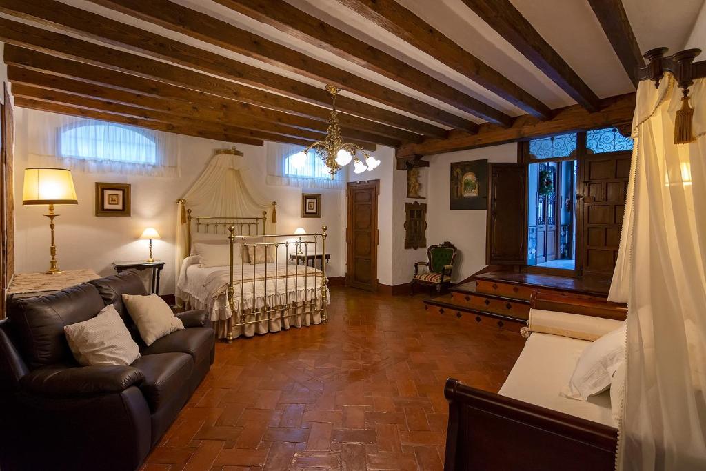 ein großes Wohnzimmer mit einem Bett und einem Sofa in der Unterkunft ALOJAMIENTO MAZARI in Antequera
