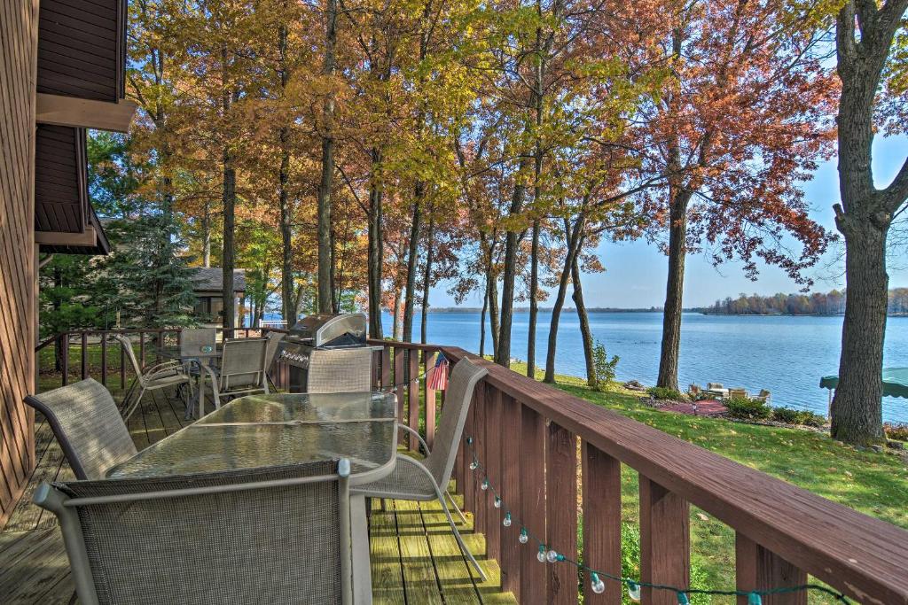 Dream Cottage with Sandy Beach, Dock, Pontoon Rental, Gladwin Updated