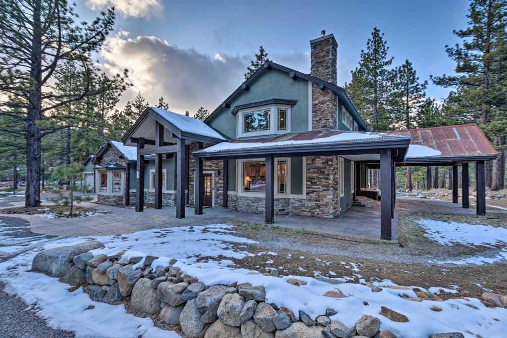 une maison dans les bois avec de la neige au sol dans l'établissement Sleek Reno-Lake Tahoe Retreat, 4 Mi to Ski Mt Rose, à Reno