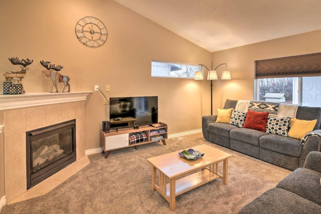 Anchorage Abode Less Than 1 Mi to Jewel Lake, Anchorage