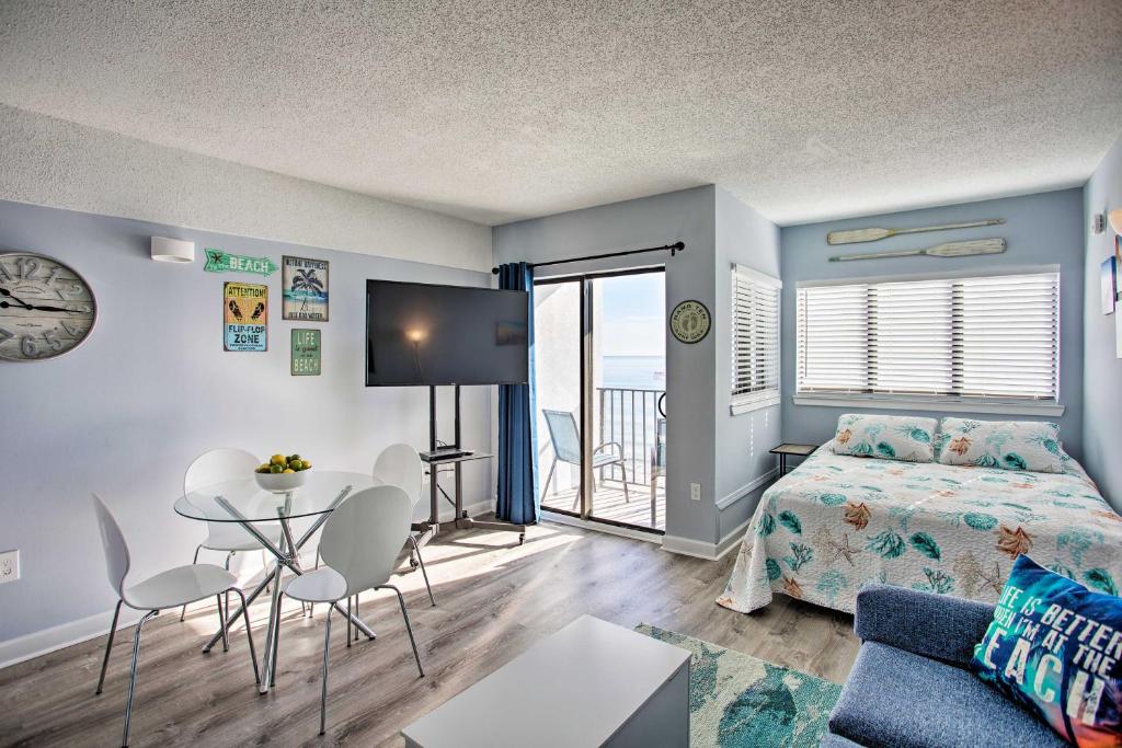 Ένα ή περισσότερα κρεβάτια σε δωμάτιο στο Updated Myrtle Beach Studio with Ocean Views!
