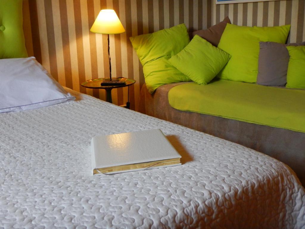 Una cama o camas en una habitación de La Chrysalide