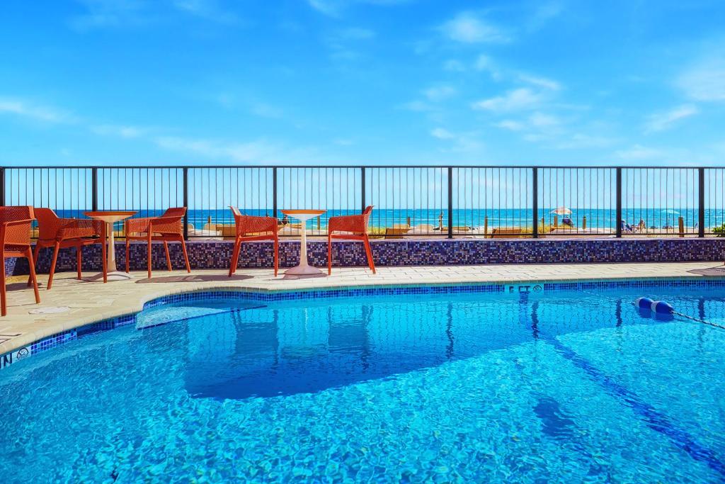 Bazén v ubytování Ocean Treasure Beachside Suites nebo v jeho okolí