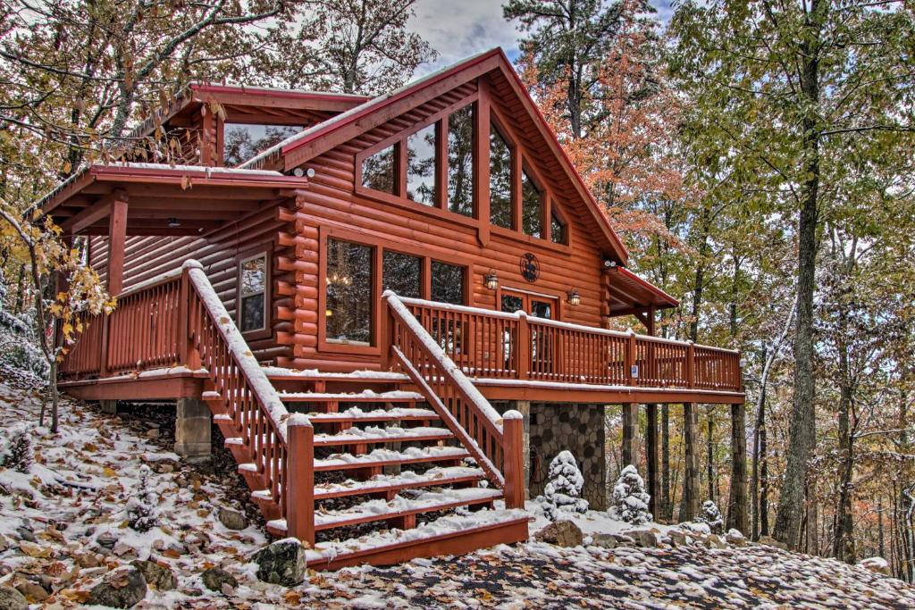 una cabaña de madera en el bosque en la nieve en Secluded Smoky Mountain Cabin with Wraparound Deck!, en Cosby