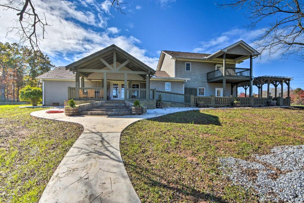 una grande casa con un sentiero che la porta di Serving Southern Charm at this Clarkesville House! a Clarkesville