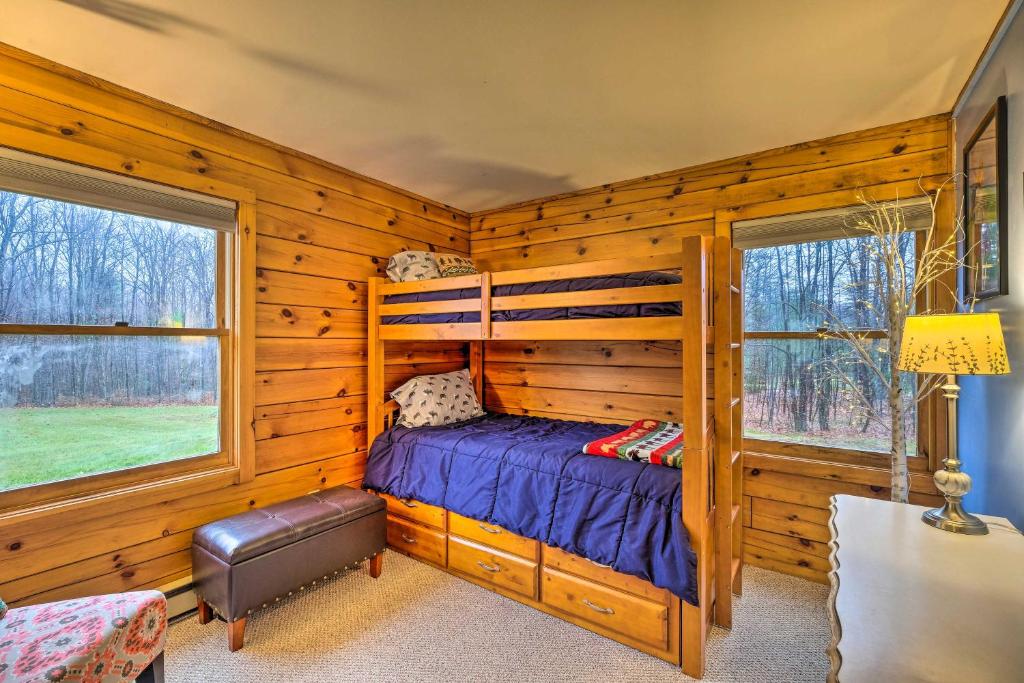 Postel nebo postele na pokoji v ubytování High Peak Heaven Cozy Log Cabin on 1 Acre!