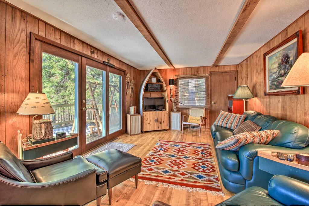 ein Wohnzimmer mit einem blauen Sofa und Stühlen in der Unterkunft Waterfront Pet-Friendly Whitefish Lake Home with Dock in Pine River
