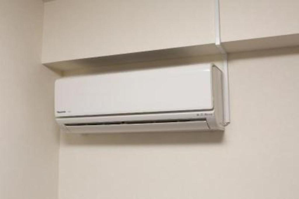 un aire acondicionado está colgado en una pared en Country Hotel Takayama - Vacation STAY 67708 en Takayama