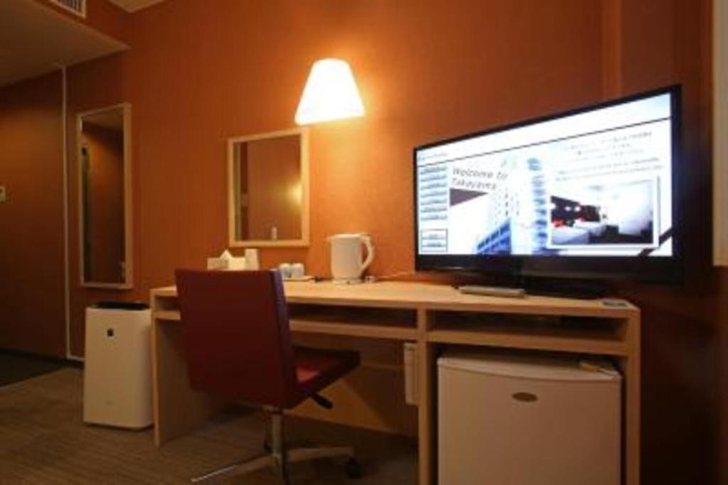 biurko z monitorem i krzesłem w obiekcie Country Hotel Takayama - Vacation STAY 67714 w mieście Takayama
