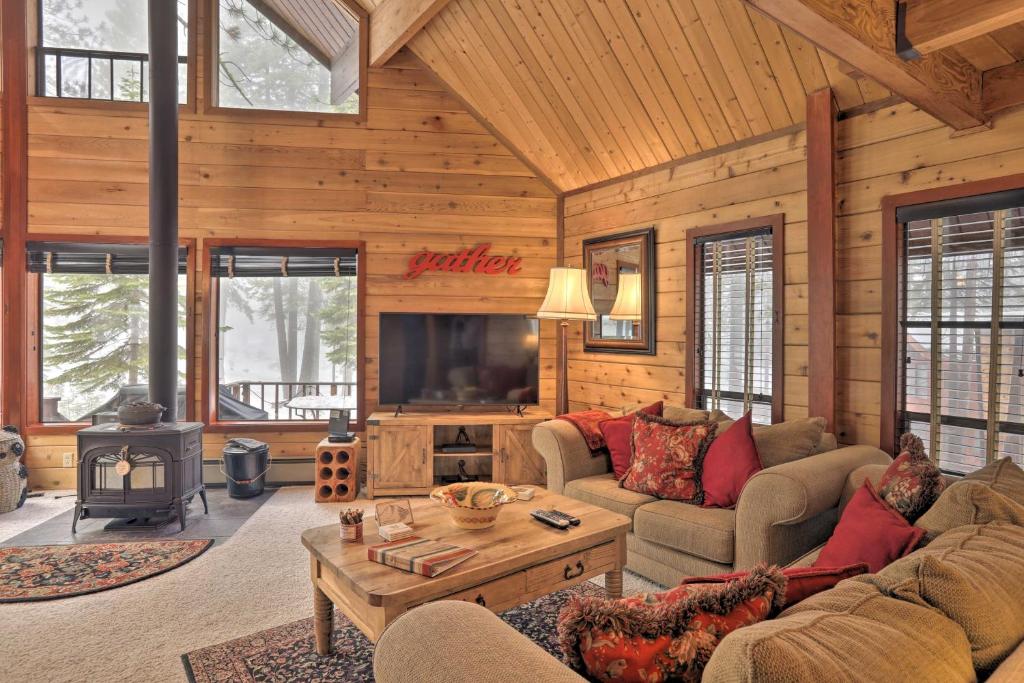 ein Wohnzimmer mit Sofas und einem TV in einer Hütte in der Unterkunft Idyllic Cabin with Shuttle 2 Mi to Northstar Resort in Truckee