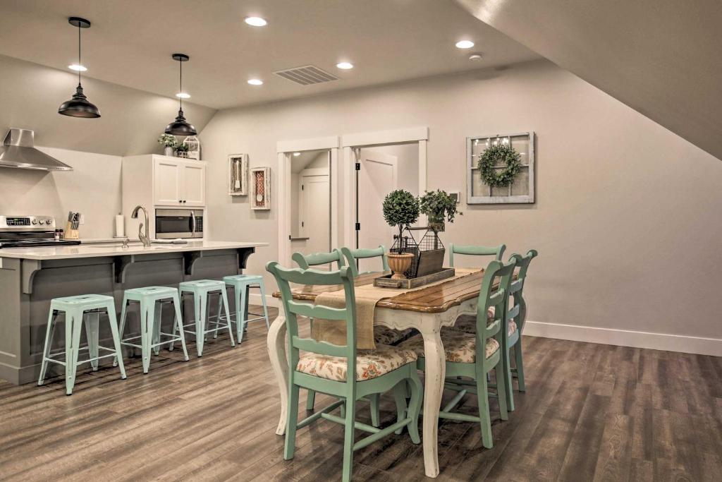 Chic Farmhouse with Creek in Heart of Wine Country! - Casa De Vacaciones
