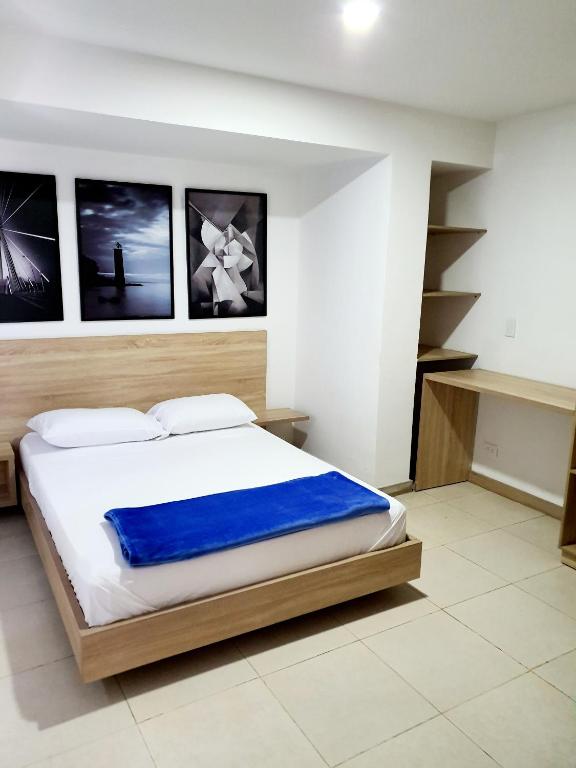 Postel nebo postele na pokoji v ubytování HOTEL MEDELLIN CENTRAL