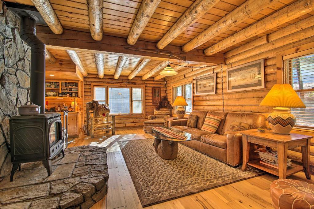 sala de estar con sofá y fogones en Custom-Built Cabin with Spacious Deck 5 Mi to Hiking, en Arnold