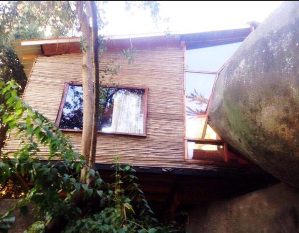 una pequeña casa con una ventana en el costado en Cabaña Modesto, en Olmué