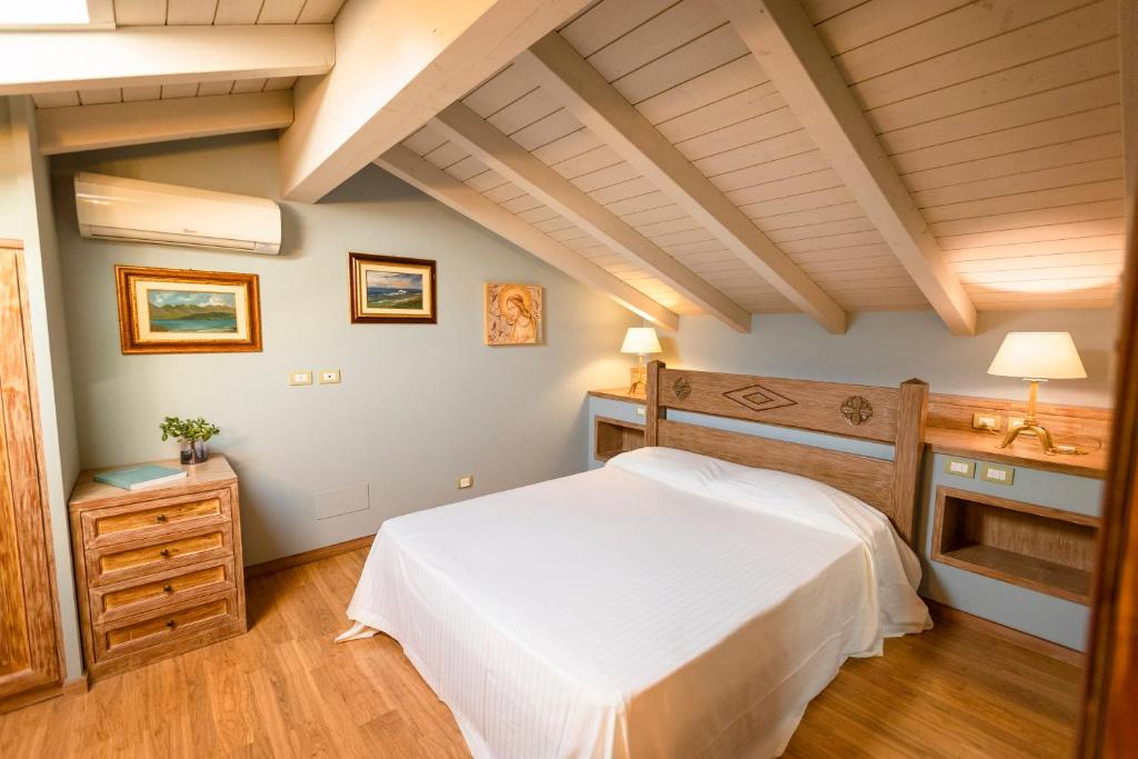 A bed or beds in a room at Corte Del Passone