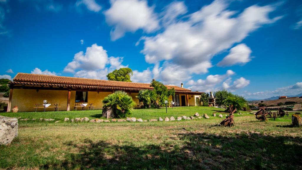 una casa con un patio delante de ella en Agriturismo Carrucana, en Martis