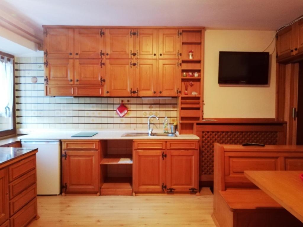 Kuchyň nebo kuchyňský kout v ubytování CASA VACANZE MIRAMONTI - appartamento con balcone con vista sulle Dolomiti
