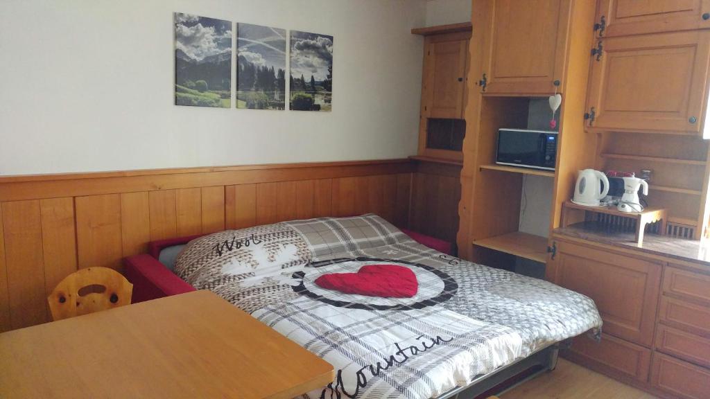 Postel nebo postele na pokoji v ubytování CASA VACANZE MIRAMONTI - appartamento con balcone con vista sulle Dolomiti