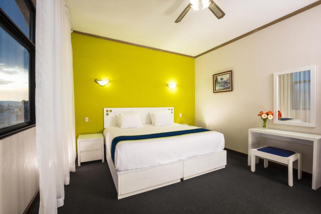 Postel nebo postele na pokoji v ubytování Vista Express Morelia by Arriva Hospitality Group