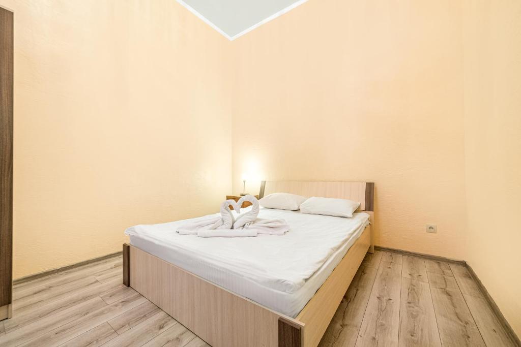 um quarto com uma cama grande e lençóis brancos em Apartment near Deribasovskaya em Odessa