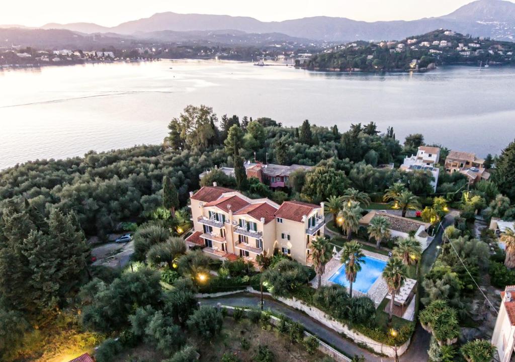 una vista aérea de una casa y del agua en Villa Eftichia Hotel Apartments & Studios, en Kontokali
