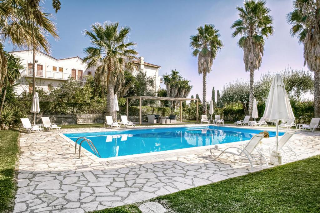 Bazén v ubytování Villa Eftichia Hotel Apartments & Studios nebo v jeho okolí