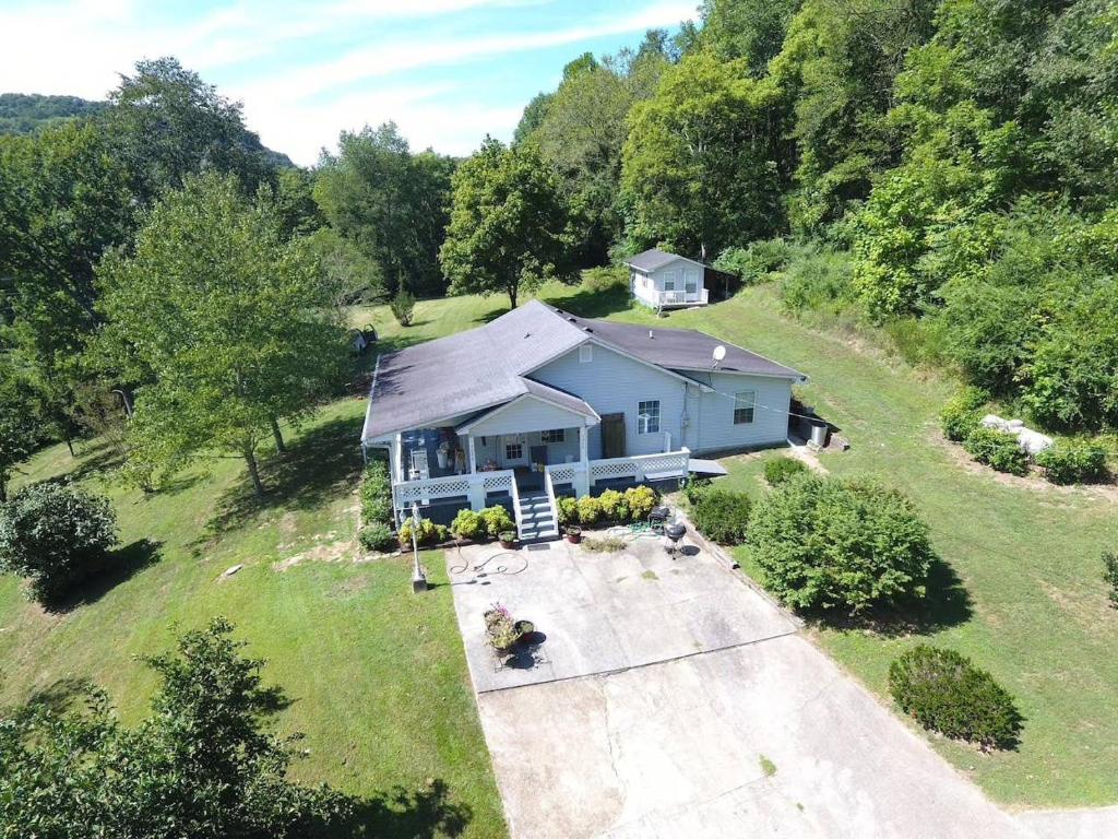 una vista aérea de una casa azul con un patio en Best Deal in Nashville Hillbilly House YEEHAW, en Nashville