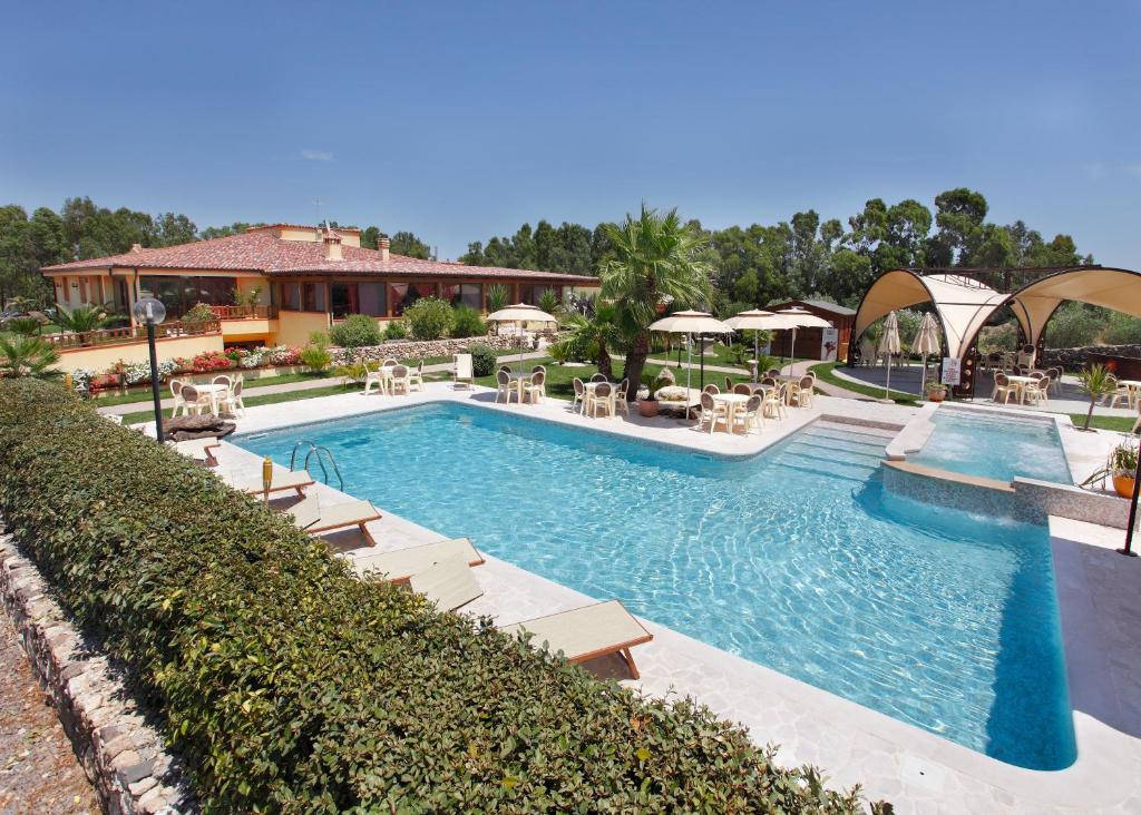 a swimming pool with lounge chairs and a resort at Su Soi in Càbras