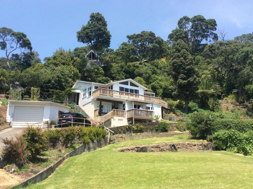 a house on top of a hill with a yard at Seaview holiday Unit - Ohope Beach in Ohope Beach
