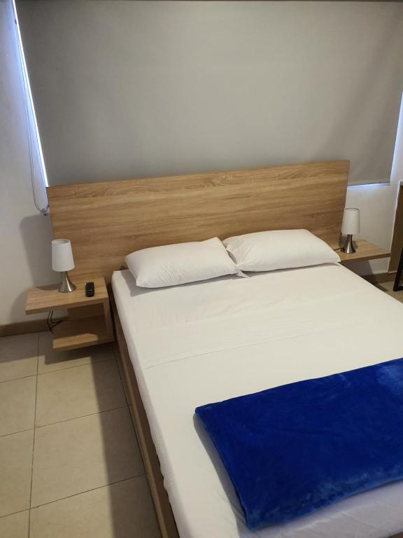 Postel nebo postele na pokoji v ubytování HOTEL MEDELLIN CENTRAL