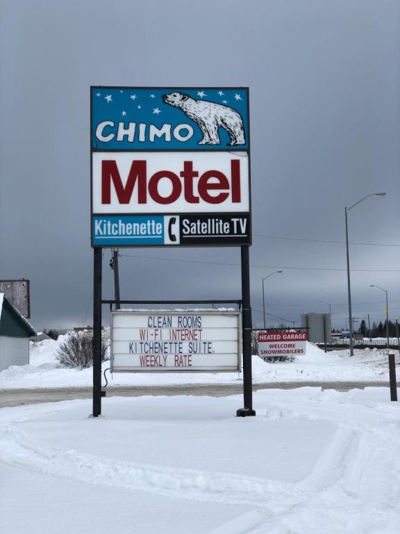 Una señal para un motel en la nieve en Chimo Motel, en Cochrane