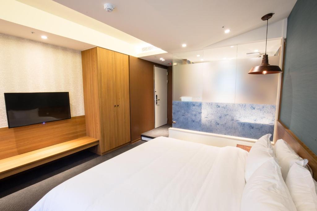 Postel nebo postele na pokoji v ubytování Walker Hotel. Ximen