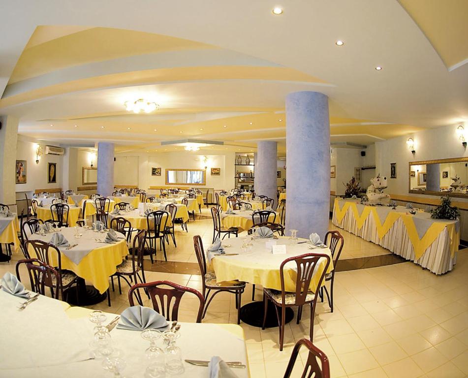 Restaurace v ubytování Villaggio Hotel Club La Pace