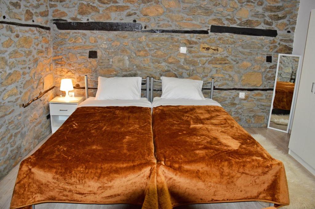 Postel nebo postele na pokoji v ubytování Traditional Stone Villa "To Petrino"