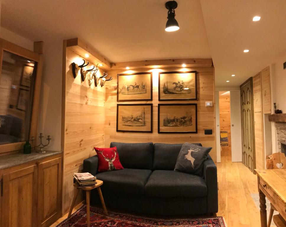 uma sala de estar com um sofá e uma mesa em Chalet Monaci alla Fontana "Junior suite" em Albosaggia