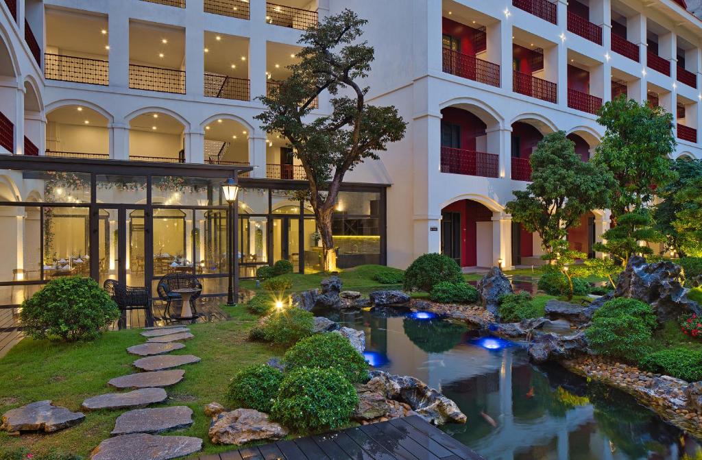 Senna Hue Hotel, Huế thư giãn hồ cá
