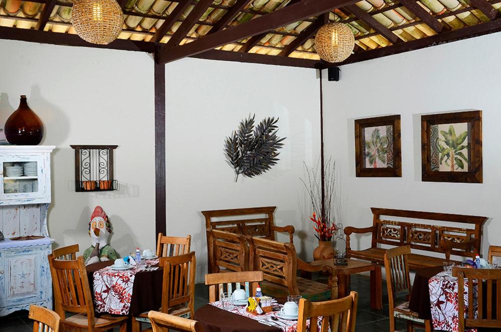 Um restaurante ou outro lugar para comer em Pousada Tupinamba